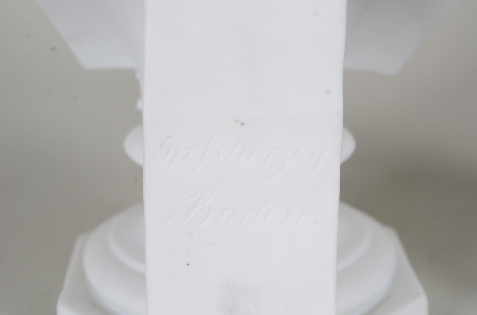 Quatro peças diversas de porcelana inglesa Wedgwood, sendo: placa... - foto 8 de 11