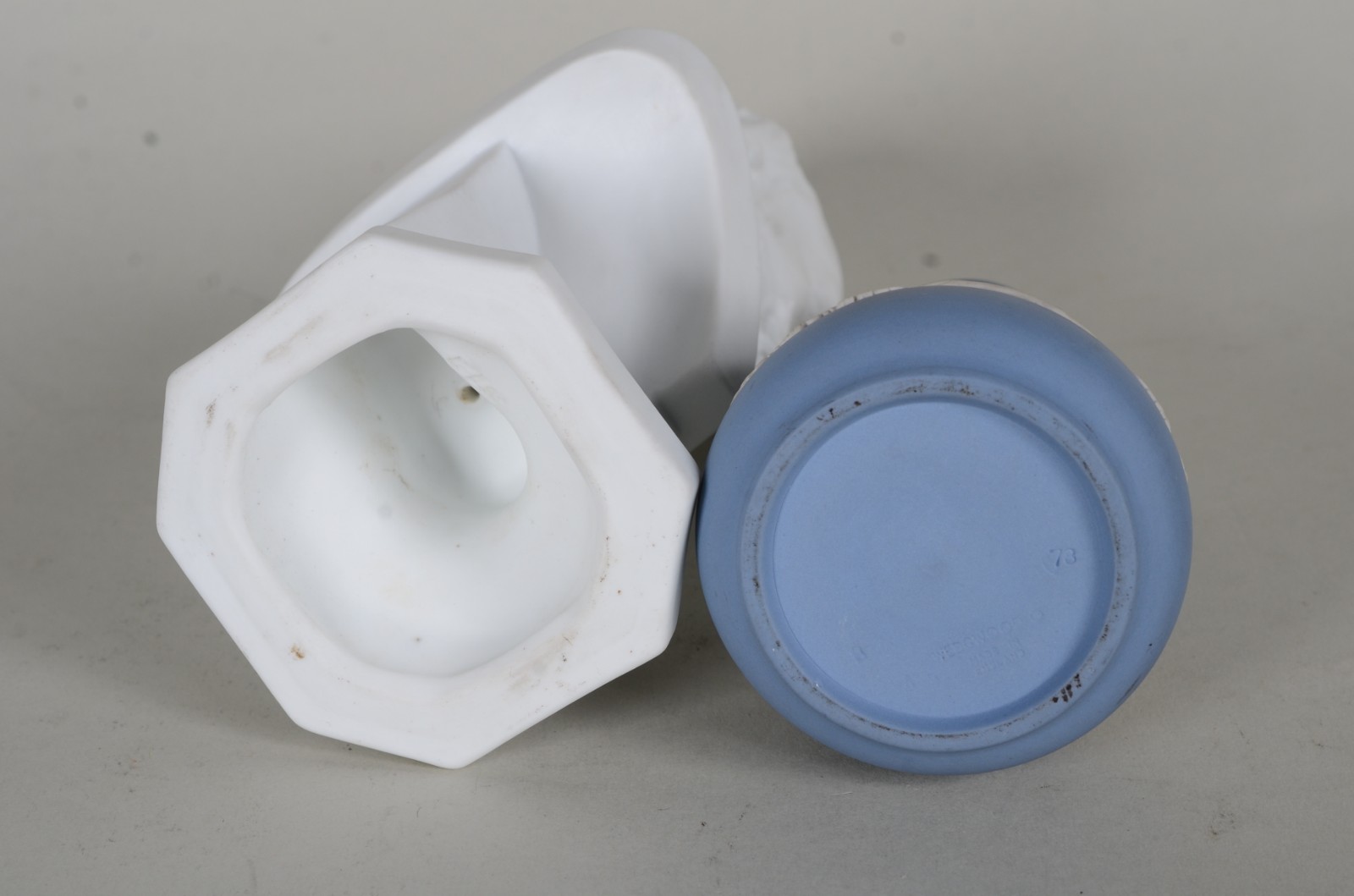 Quatro peças diversas de porcelana inglesa Wedgwood, sendo: placa... - foto 9 de 11