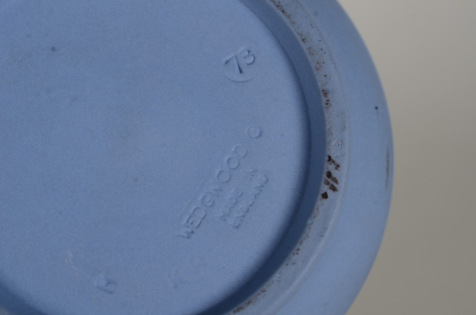 Quatro peças diversas de porcelana inglesa Wedgwood, sendo: placa... - foto 10 de 11