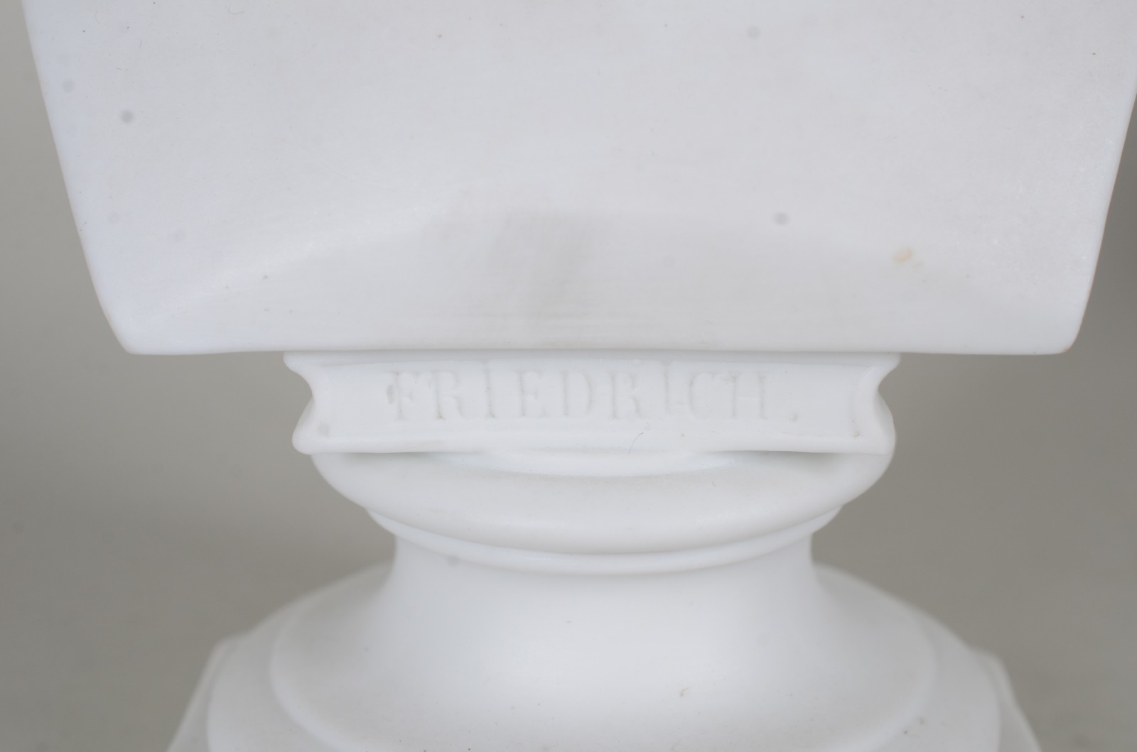 Quatro peças diversas de porcelana inglesa Wedgwood, sendo: placa... - foto 11 de 11