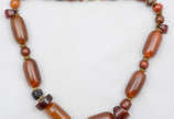 Colar em peças de ambar, fabricado na Polônia, ... - Colar em peças de ambar, fabricado na Polônia, com detalhes e fecho em prata. Comprimento 54 cm.