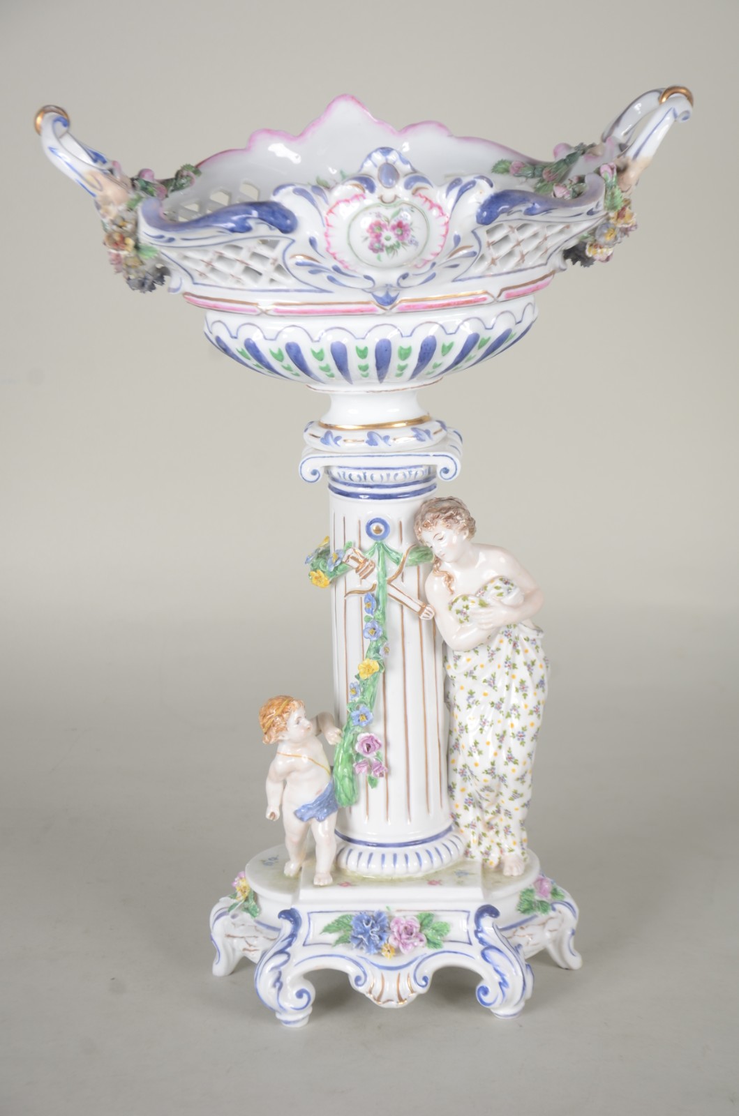 Fruteira de porcelana alemã policromada, base com figura feminina... - foto 1 de 10