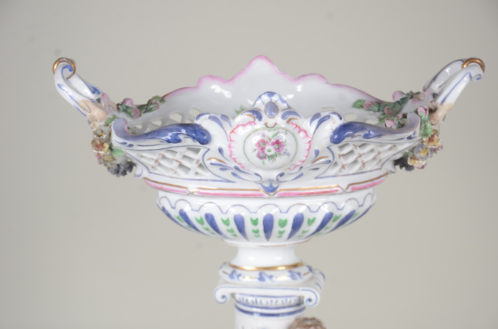 Fruteira de porcelana alemã policromada, base com figura feminina... - foto 2 de 10