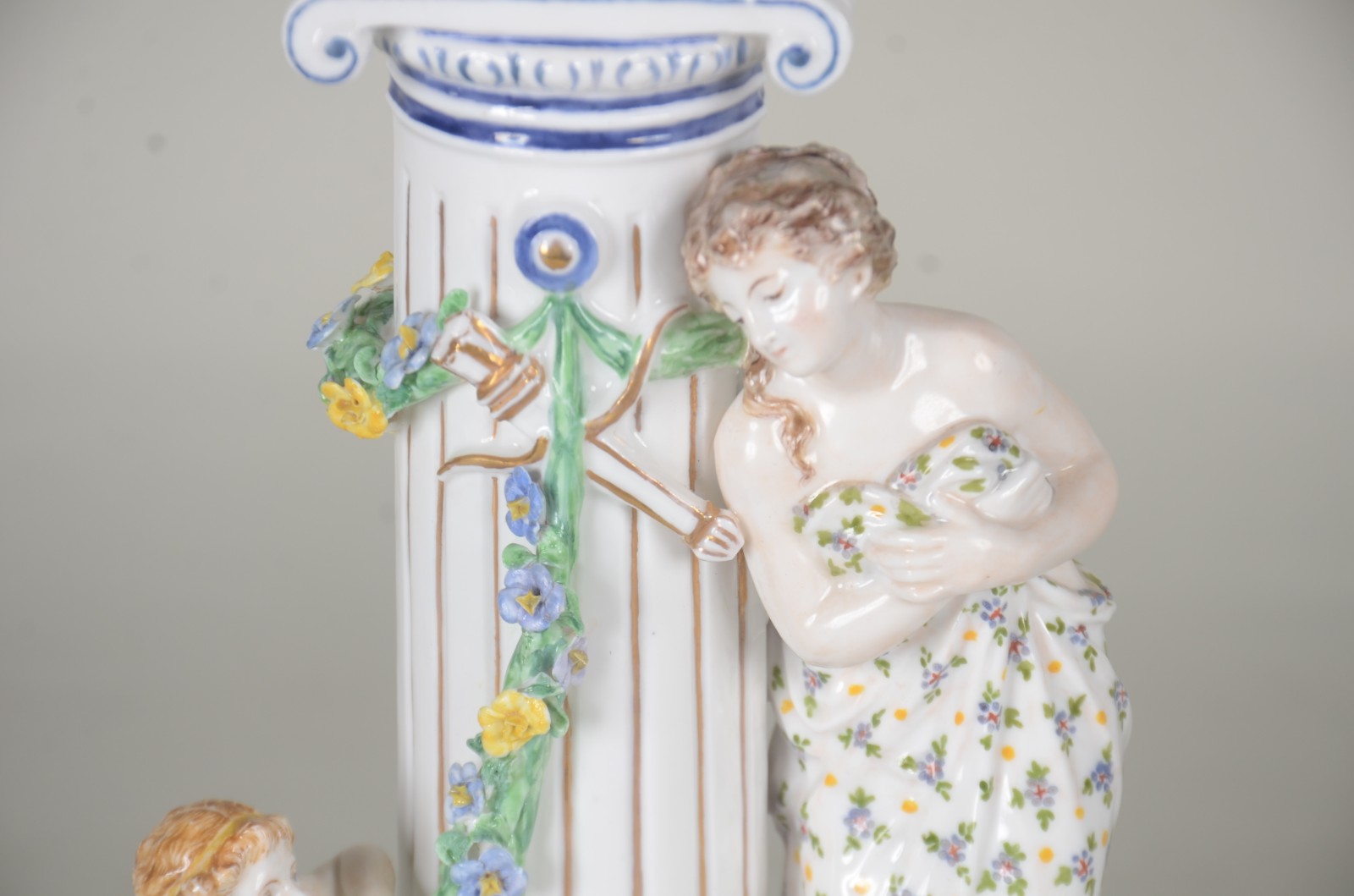 Fruteira de porcelana alemã policromada, base com figura feminina... - foto 3 de 10