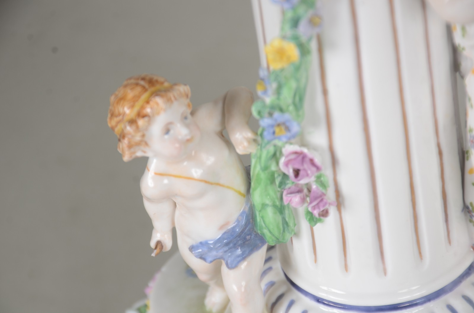 Fruteira de porcelana alemã policromada, base com figura feminina... - foto 4 de 10