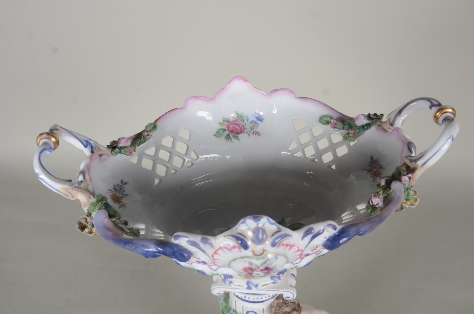 Fruteira de porcelana alemã policromada, base com figura feminina... - foto 5 de 10
