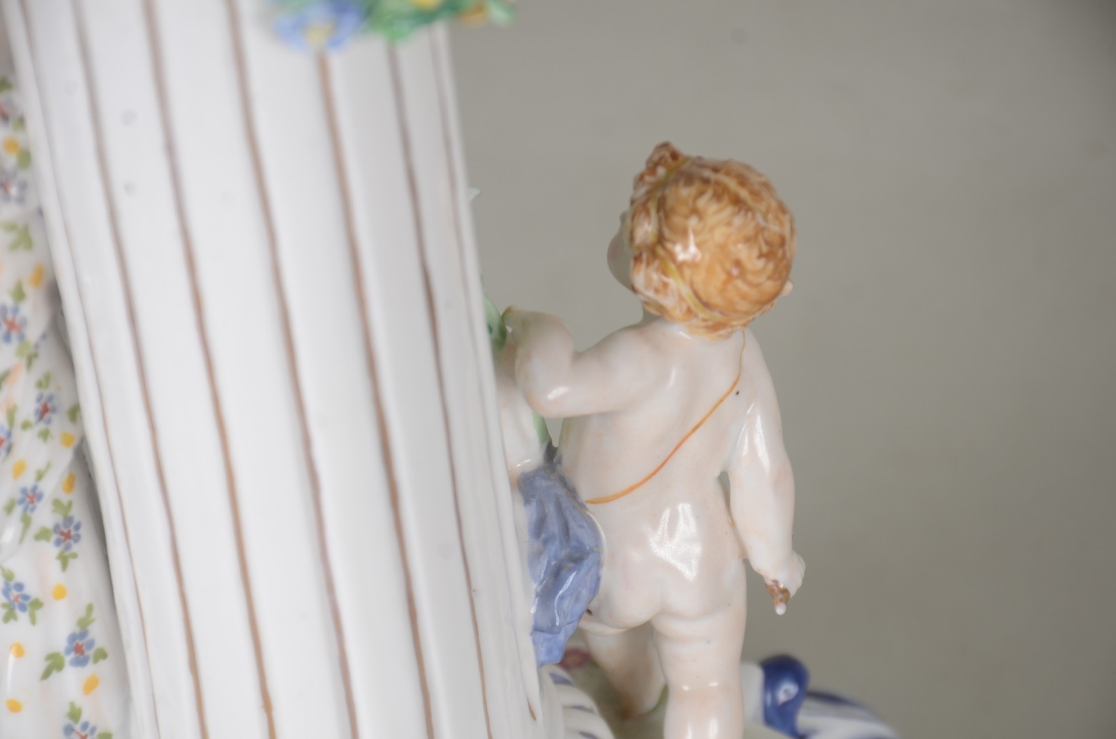 Fruteira de porcelana alemã policromada, base com figura feminina... - foto 6 de 10