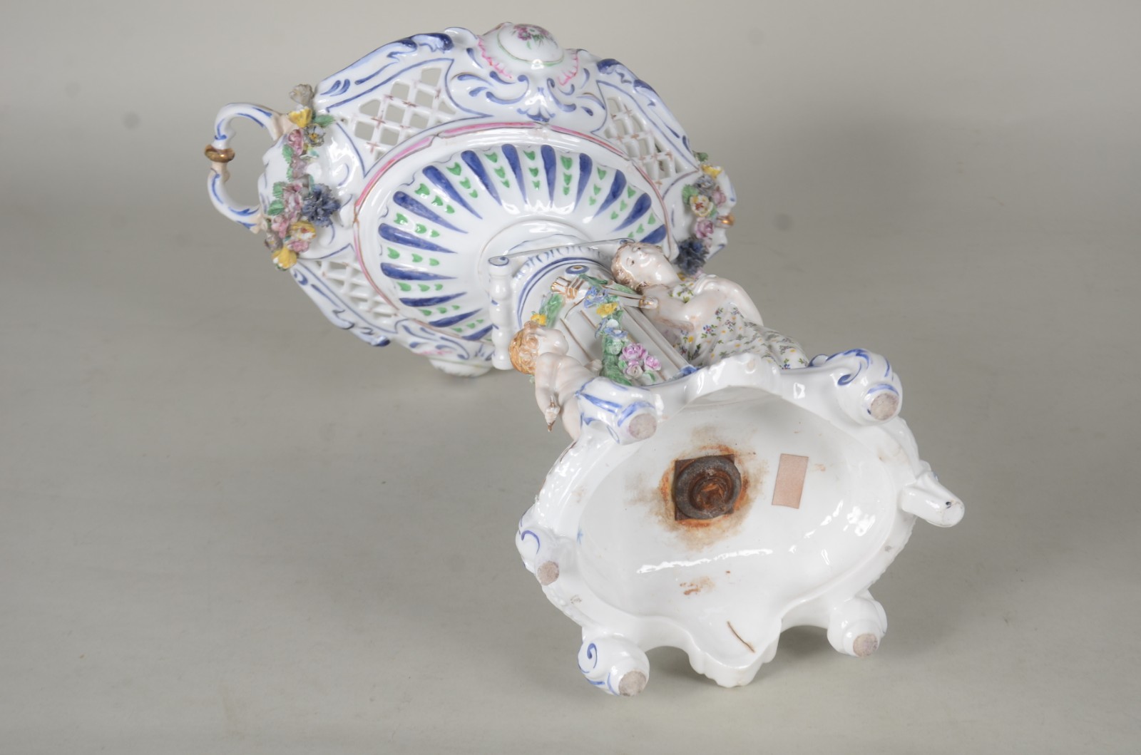 Fruteira de porcelana alemã policromada, base com figura feminina... - foto 7 de 10