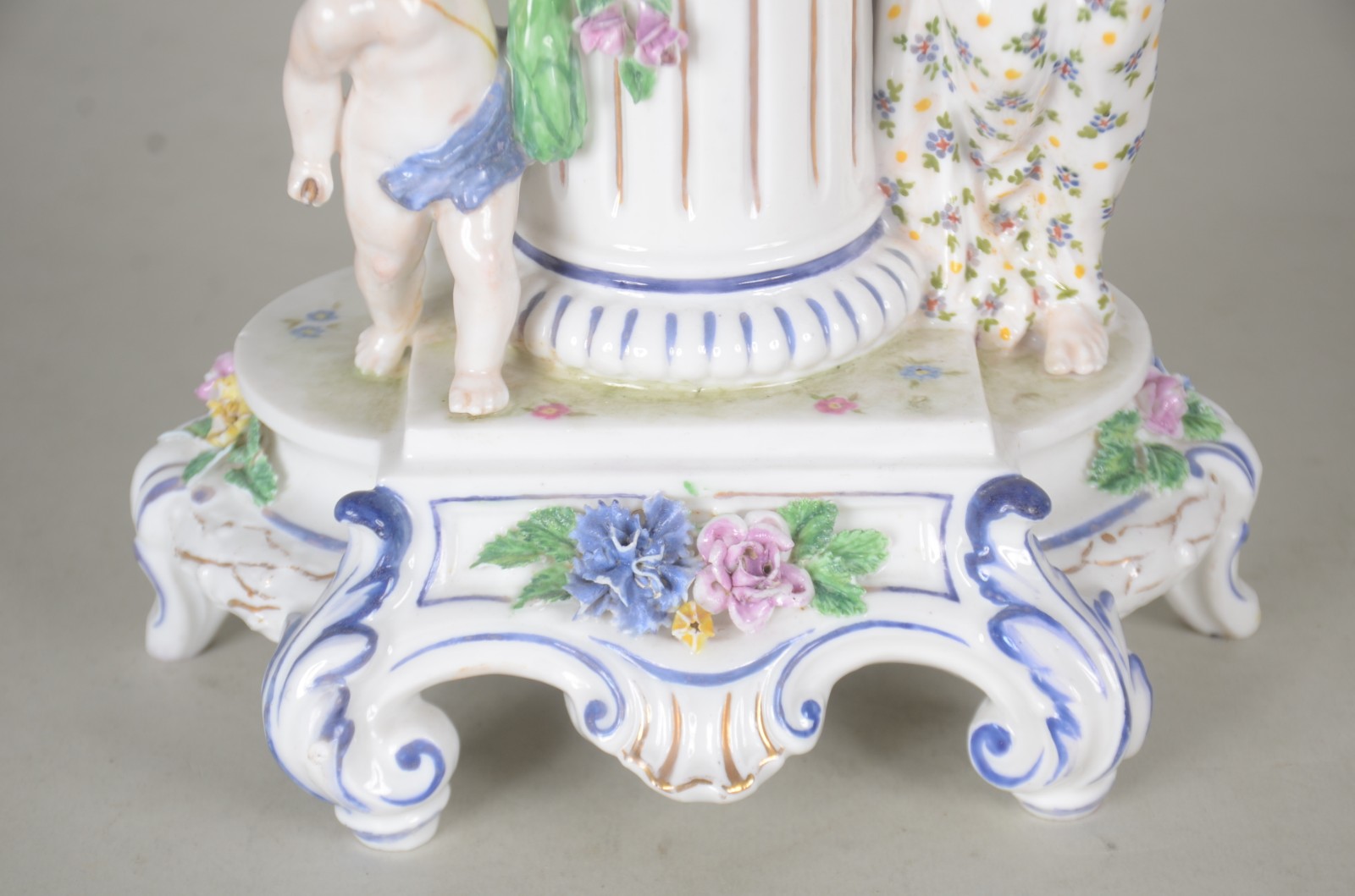 Fruteira de porcelana alemã policromada, base com figura feminina... - foto 8 de 10