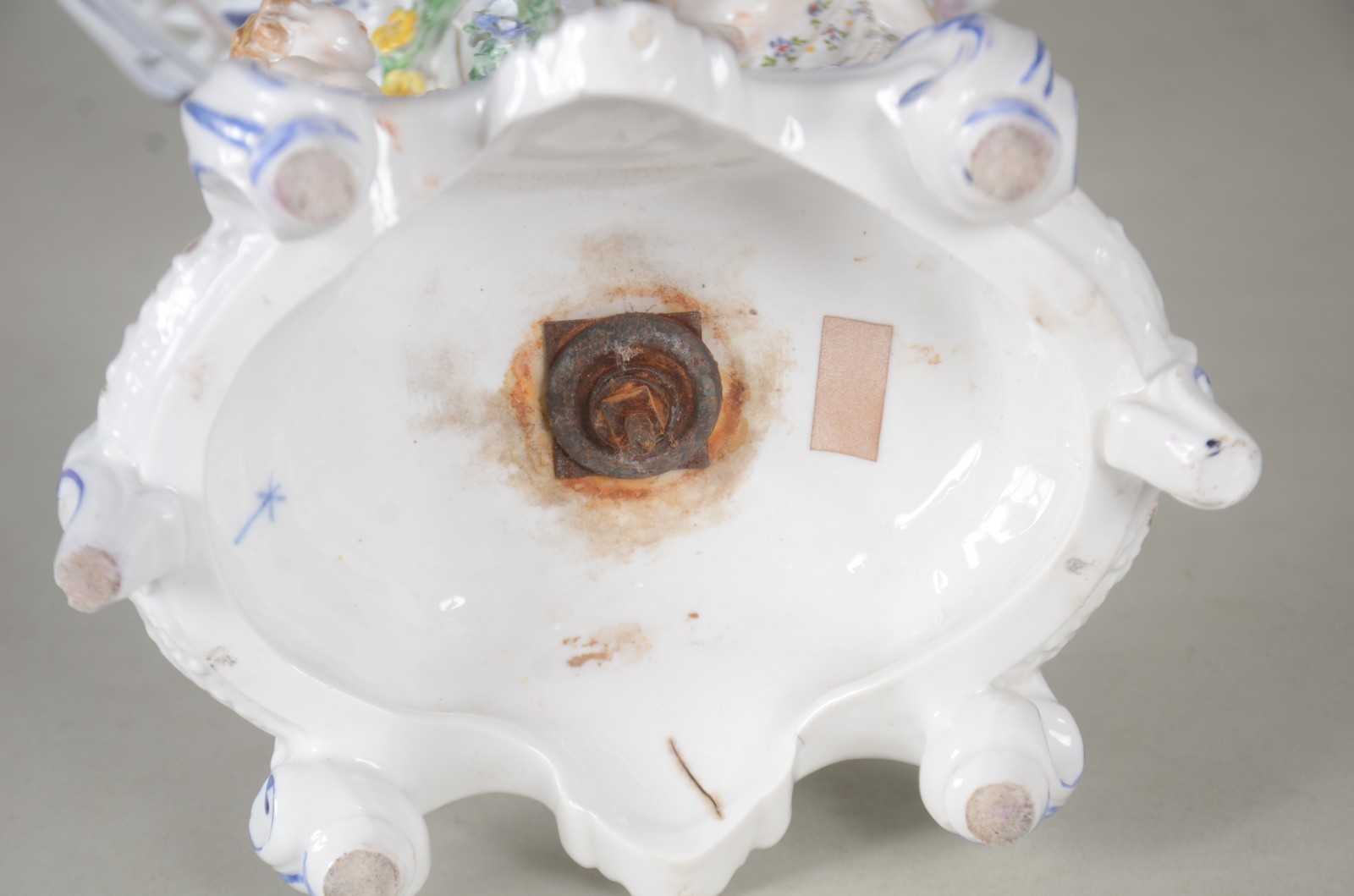 Fruteira de porcelana alemã policromada, base com figura feminina... - foto 9 de 10