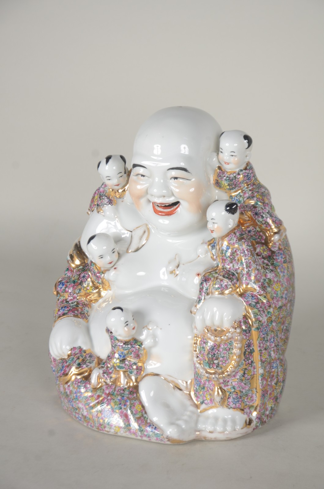 Escultura representando "Buda com crianças" de porcelana oriental... - foto 2 de 9