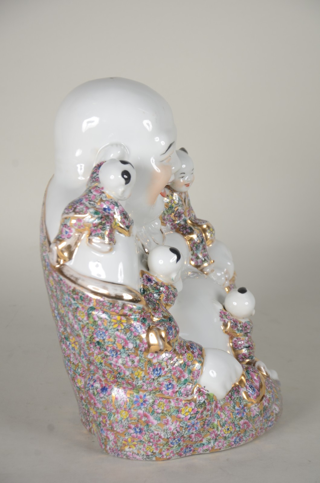 Escultura representando "Buda com crianças" de porcelana oriental... - foto 5 de 9