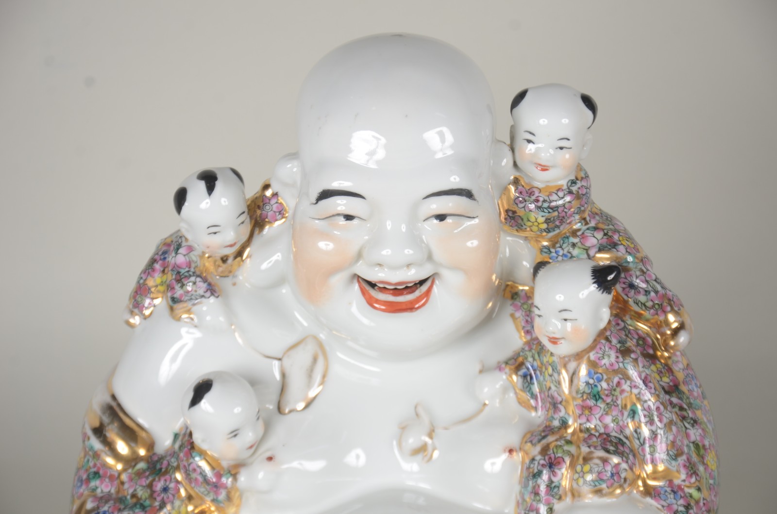 Escultura representando "Buda com crianças" de porcelana oriental... - foto 3 de 9