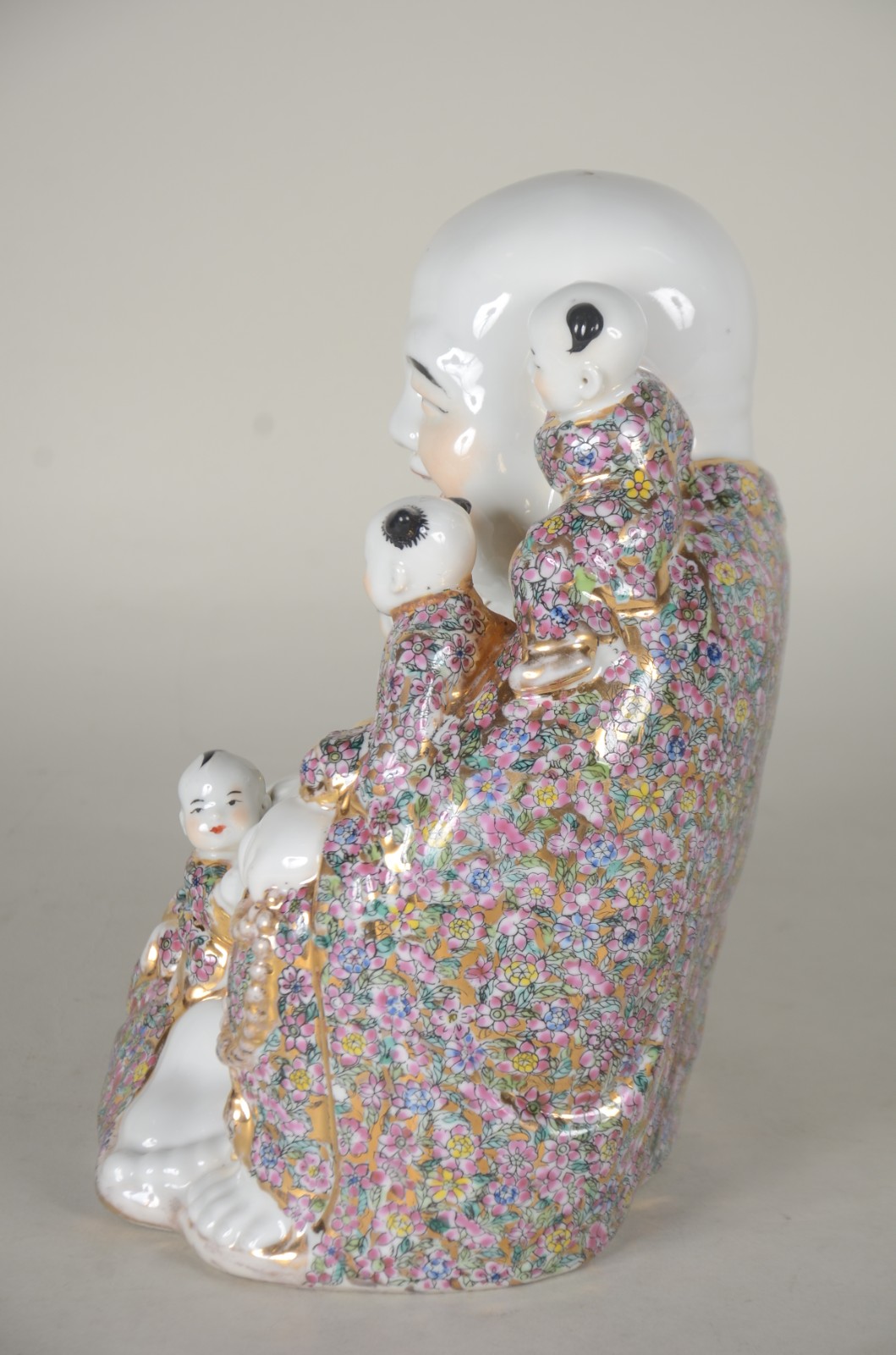 Escultura representando "Buda com crianças" de porcelana oriental... - foto 8 de 9
