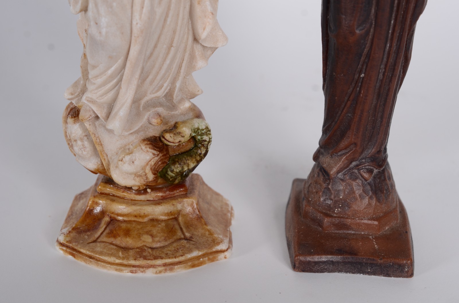 Duas imagens, sendo uma Nossa Senhora das Graças de pedra sabão e... - foto 5 de 7