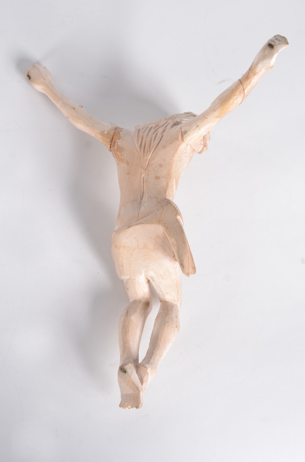 Três peças, sendo: Cristo e par de peanhas de madeira. - foto 8 de 8