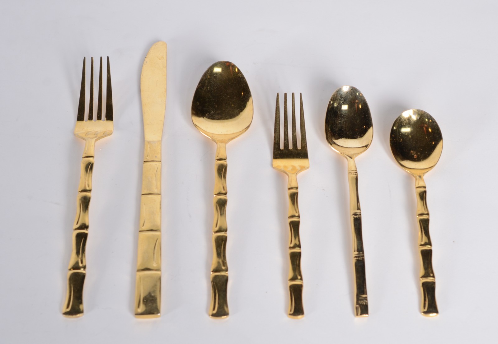 Faqueiro de metal dourado, composto de: 12 garfos, 12 garfos, 12... - foto 1 de 7