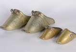 Quatro sapatas/floreiras de metal dourado (desg... - Quatro sapatas/floreiras de metal dourado (desgastes).