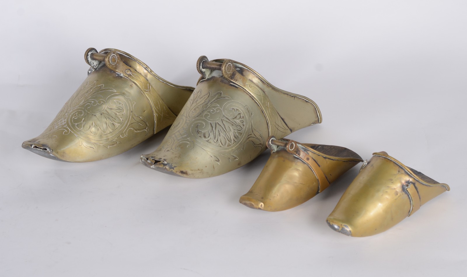Quatro sapatas/floreiras de metal dourado (desgastes). - foto 1 de 7