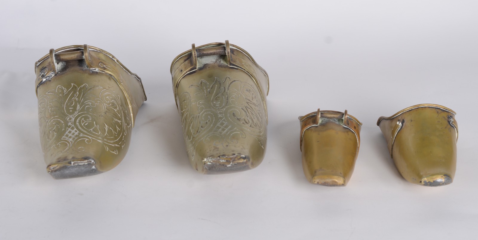 Quatro sapatas/floreiras de metal dourado (desgastes). - foto 2 de 7