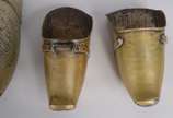 Quatro sapatas/floreiras de metal dourado (desg... - Quatro sapatas/floreiras de metal dourado (desgastes).