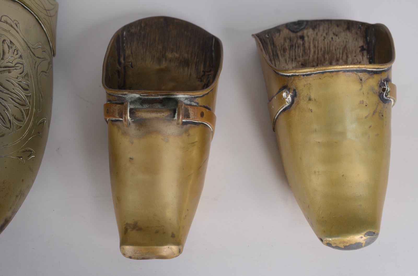 Quatro sapatas/floreiras de metal dourado (desgastes). - foto 4 de 7