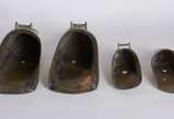 Quatro sapatas/floreiras de metal dourado (desg... - Quatro sapatas/floreiras de metal dourado (desgastes).