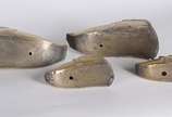 Quatro sapatas/floreiras de metal dourado (desg... - Quatro sapatas/floreiras de metal dourado (desgastes).