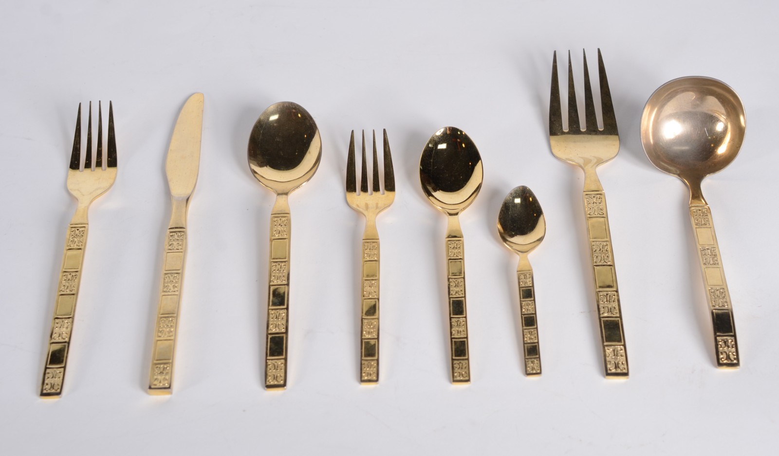 Faqueiro de metal dourado Korea, composto de: 12 garfos, 12 facas, 12... - foto 1 de 5