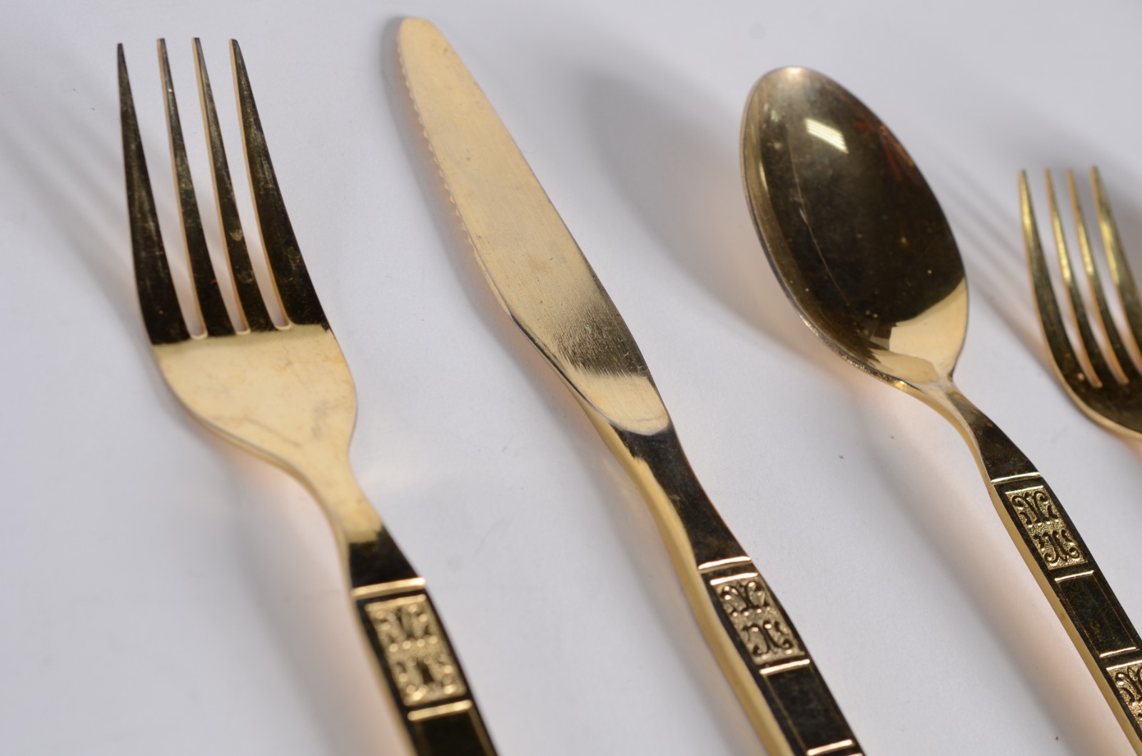 Faqueiro de metal dourado Korea, composto de: 12 garfos, 12 facas, 12... - foto 2 de 5