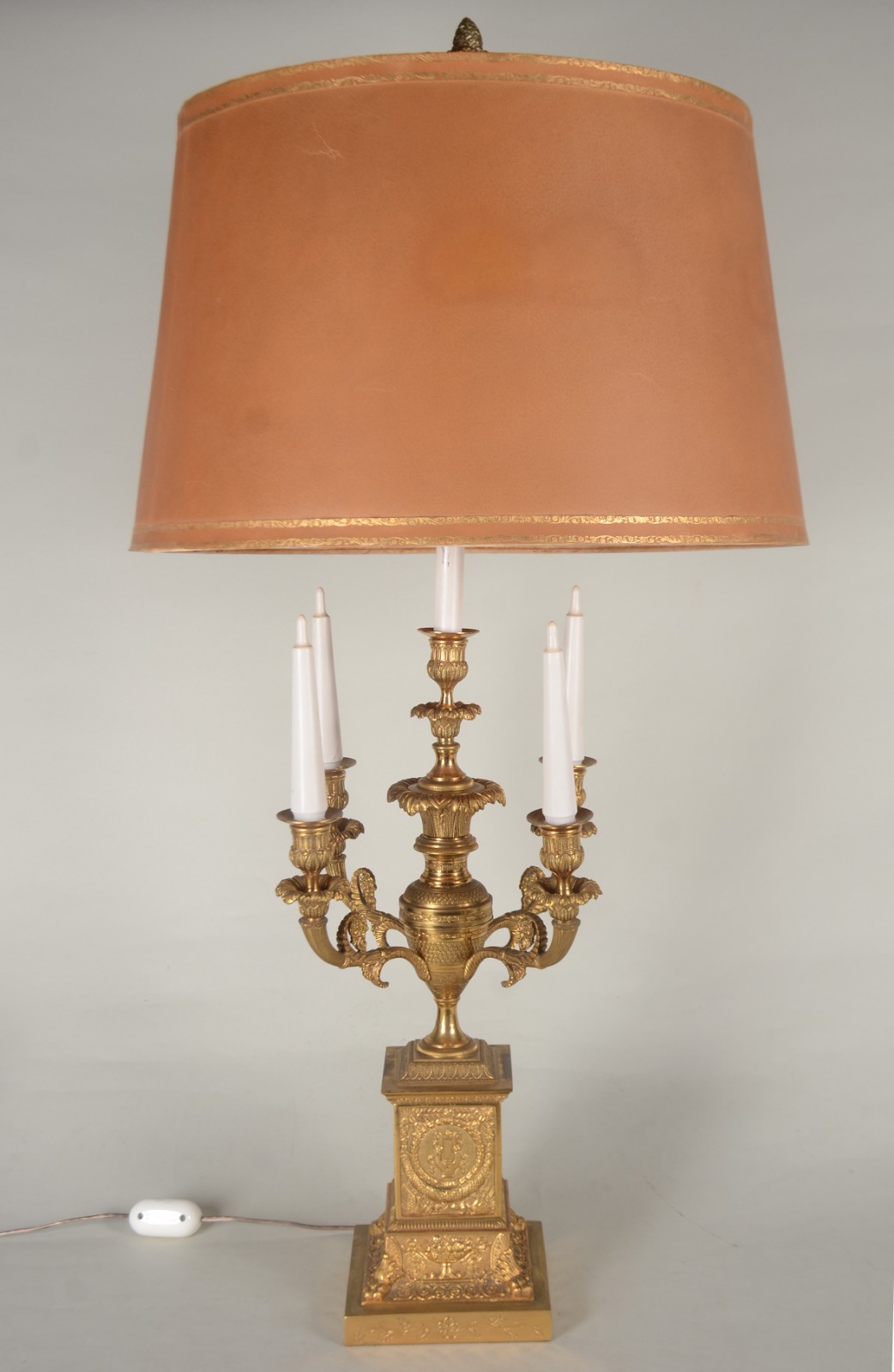 Elegante abatjour de metal dourado para duas luzes, estilo... - foto 1 de 7