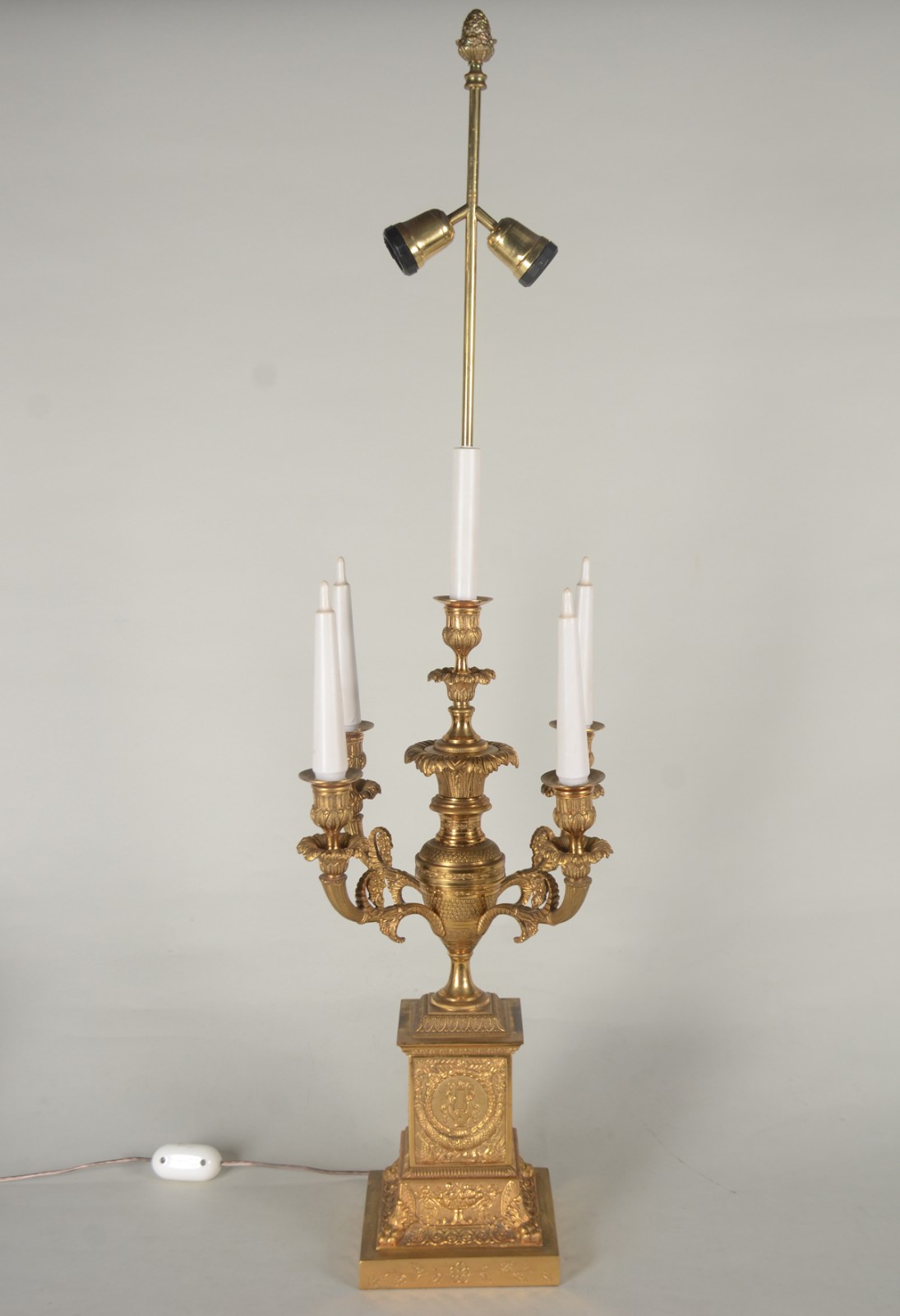 Elegante abatjour de metal dourado para duas luzes, estilo... - foto 5 de 7