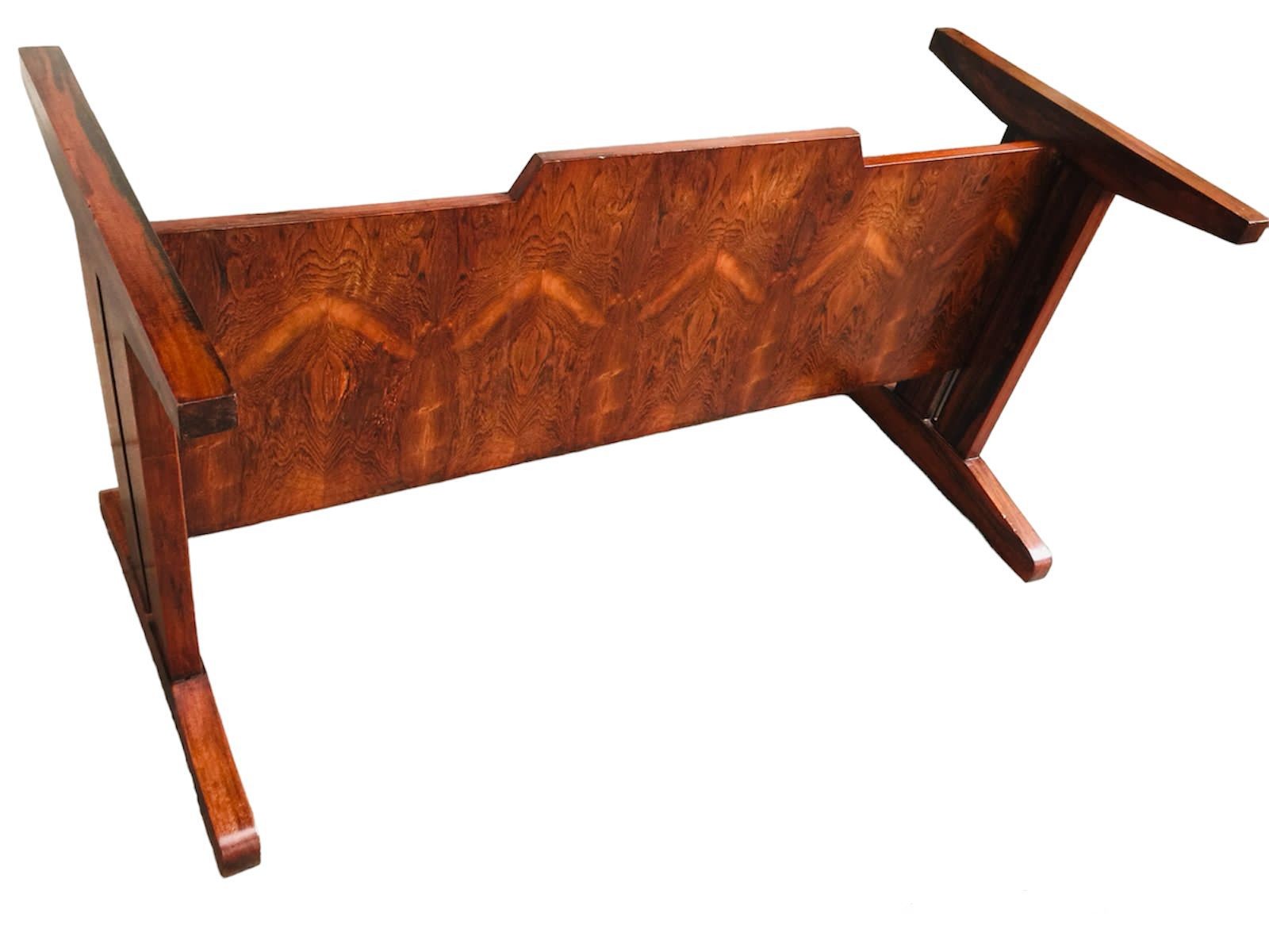 Mesa com base de madeira nobre, tampo de mármore. Design moderno. - foto 2 de 3