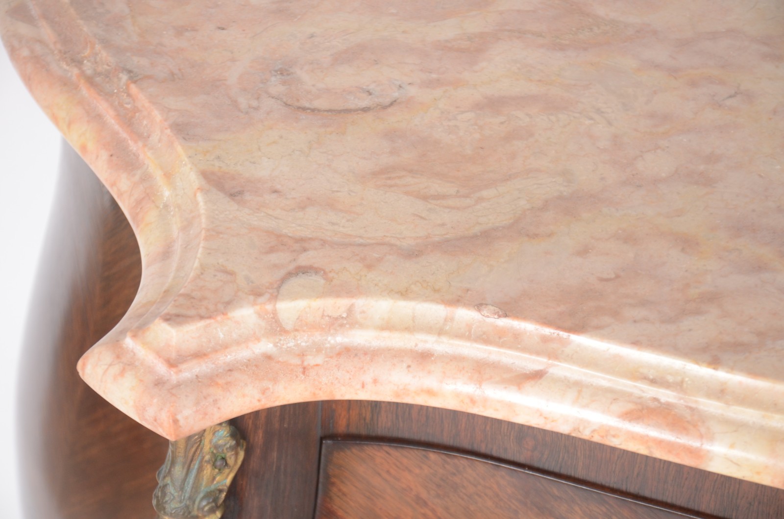 Cômoda de madeira nobre, semi bombé, tampo de mármore, trabalhos em... - foto 6 de 7