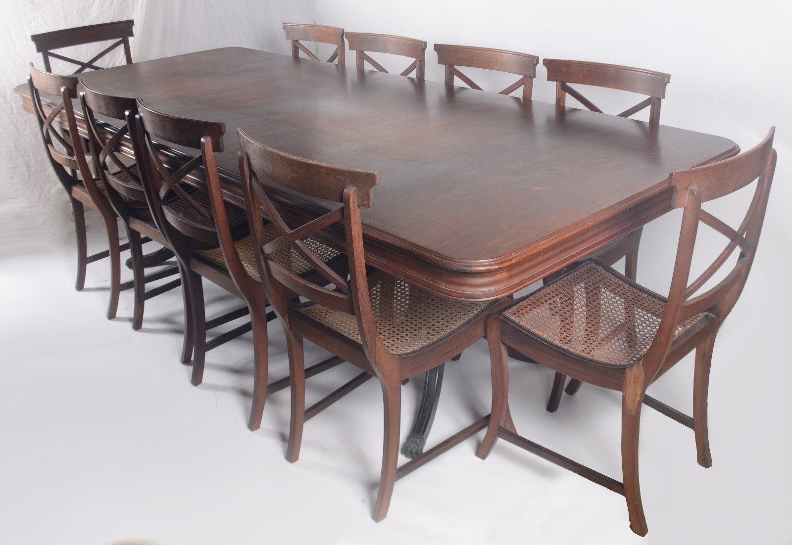 Mesa de jantar de madeira nobre, tampo apoiado em 2 bases em... - foto 1 de 8