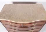 Cômoda de jacarandá com 2 gavetinhas e 3 gavetõ... - Cômoda de jacarandá com 2 gavetinhas e 3 gavetões, puxadores de metal, tampo de mármore (colado).<br>