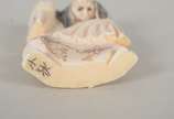NETSUKE,  - Netsuke de marfim tendo rosto giratório com faces diferentes, personagem do teatro Kabuki. Assinado.