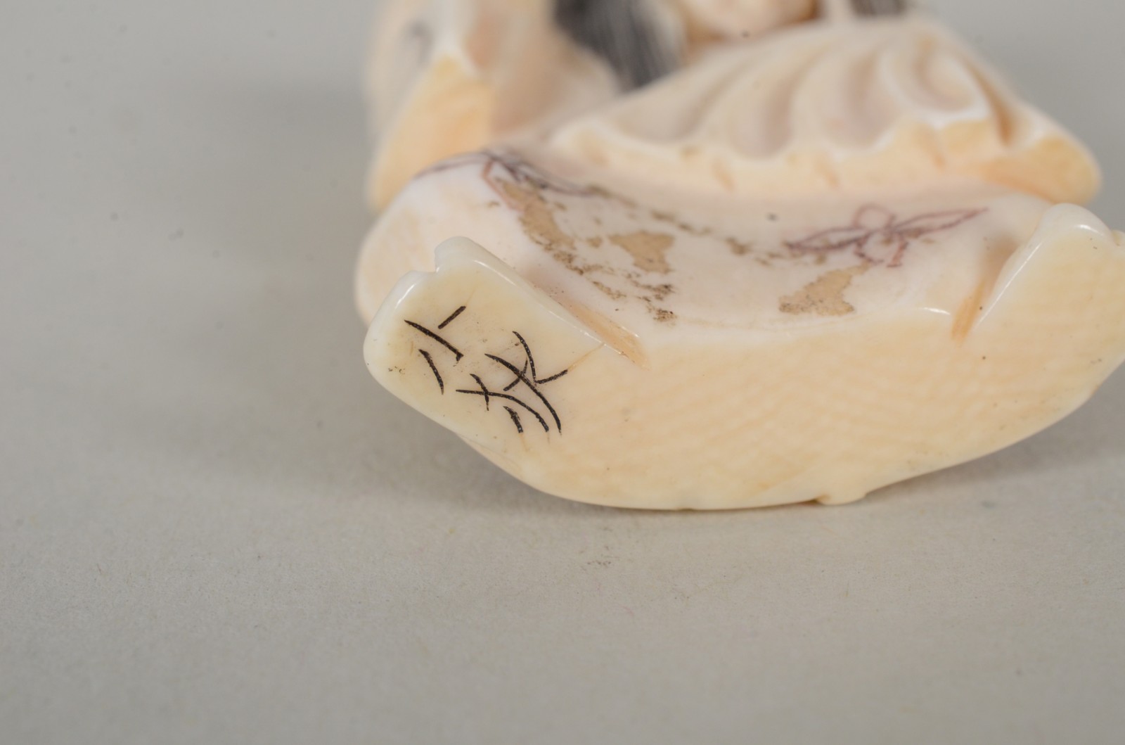 Netsuke de marfim tendo rosto giratório com faces diferentes... - foto 7 de 7