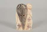 NETSUKE,  - Netsuke de marfim tendo rosto giratório com faces diferentes, personagem do teatro Kabuki. Assinado.