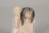 NETSUKE,  - Netsuke de marfim tendo rosto giratório com faces diferentes, personagem do teatro Kabuki. Assinado.