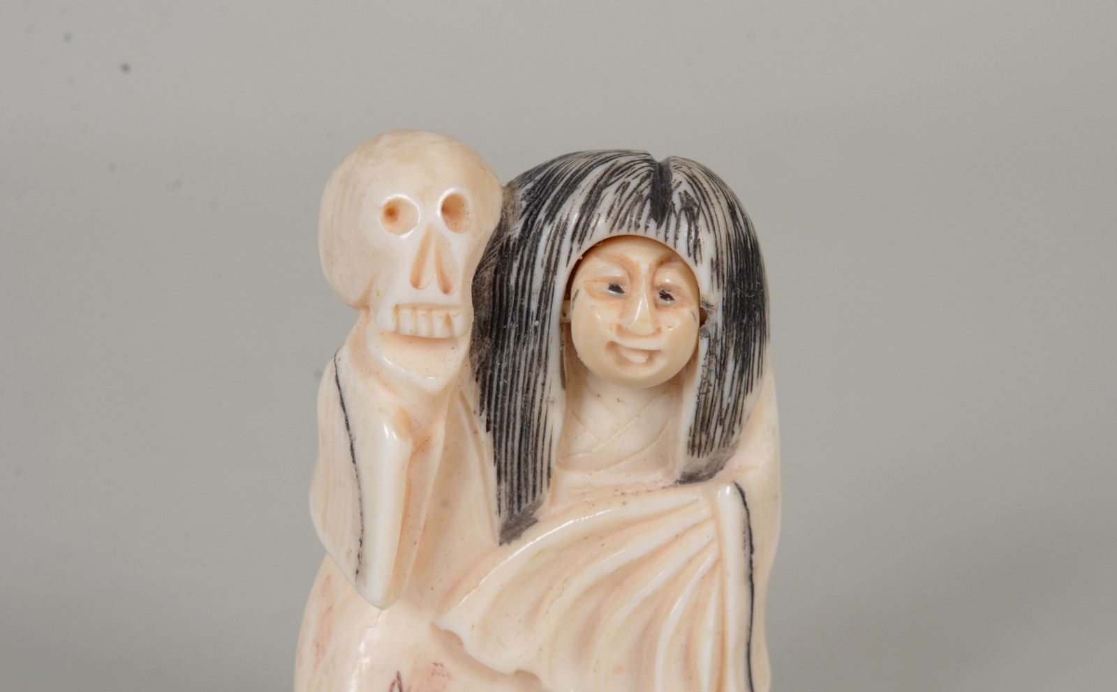 Netsuke de marfim tendo rosto giratório com faces diferentes... - foto 4 de 7
