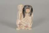 NETSUKE,  - Netsuke de marfim tendo rosto giratório com faces diferentes, personagem do teatro Kabuki. Assinado.