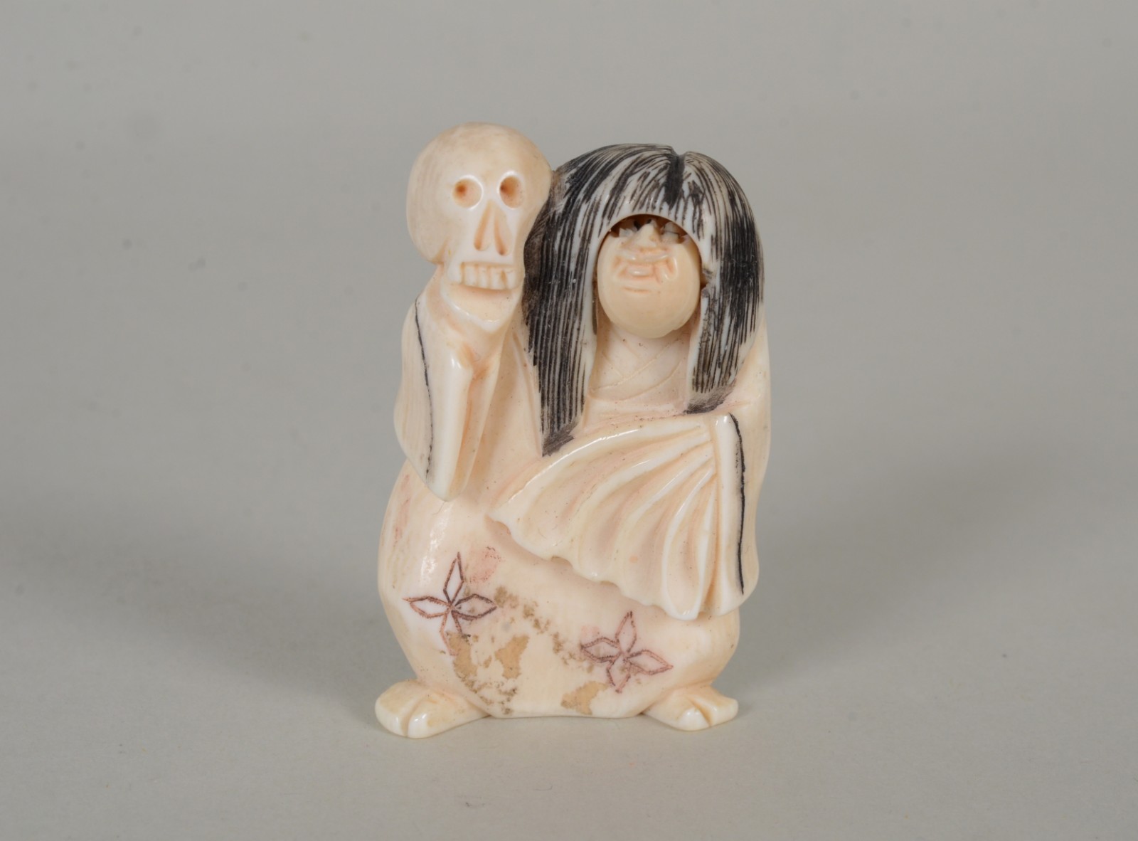 Netsuke de marfim tendo rosto giratório com faces diferentes... - foto 1 de 7
