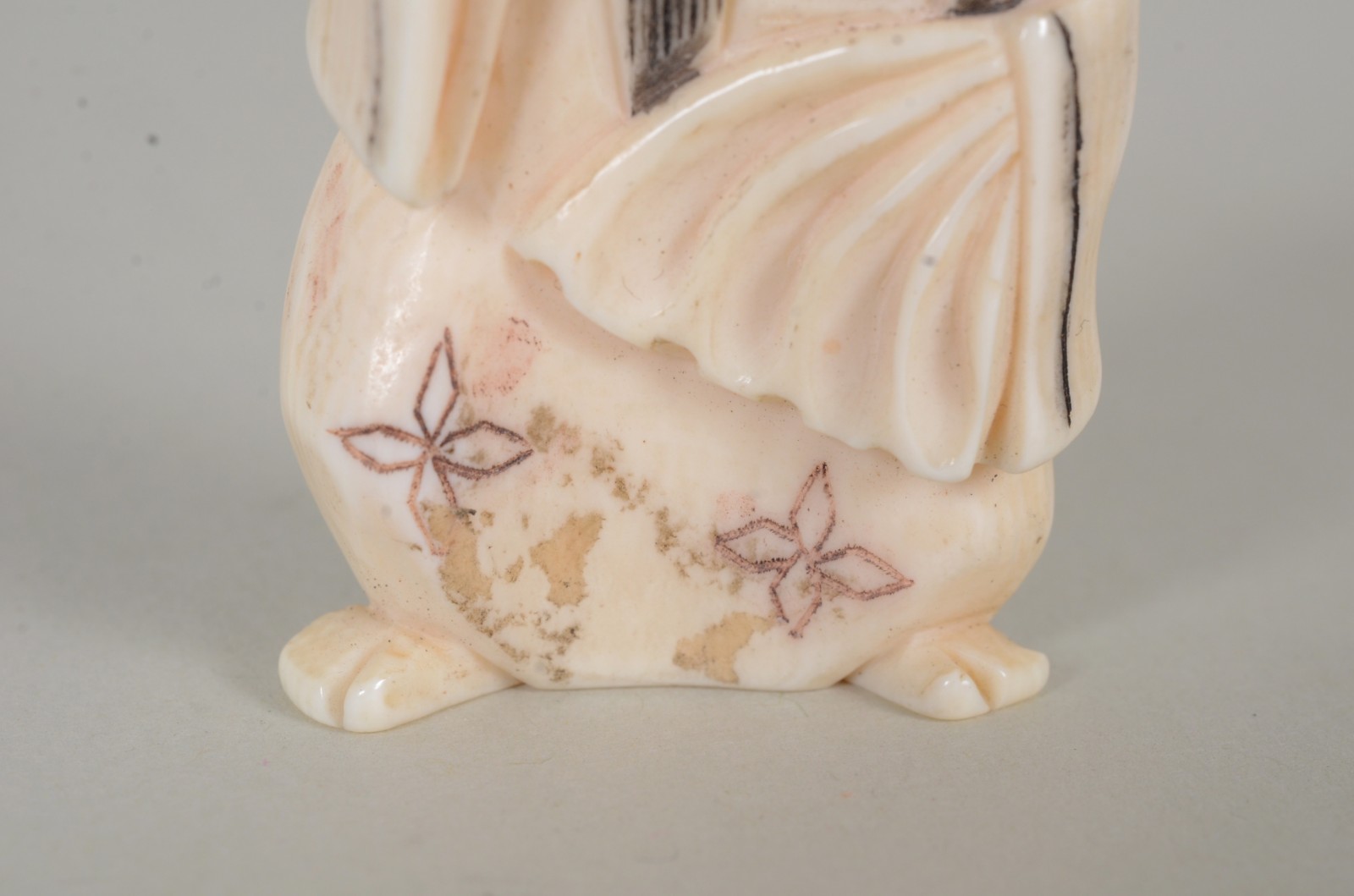 Netsuke de marfim tendo rosto giratório com faces diferentes... - foto 2 de 7