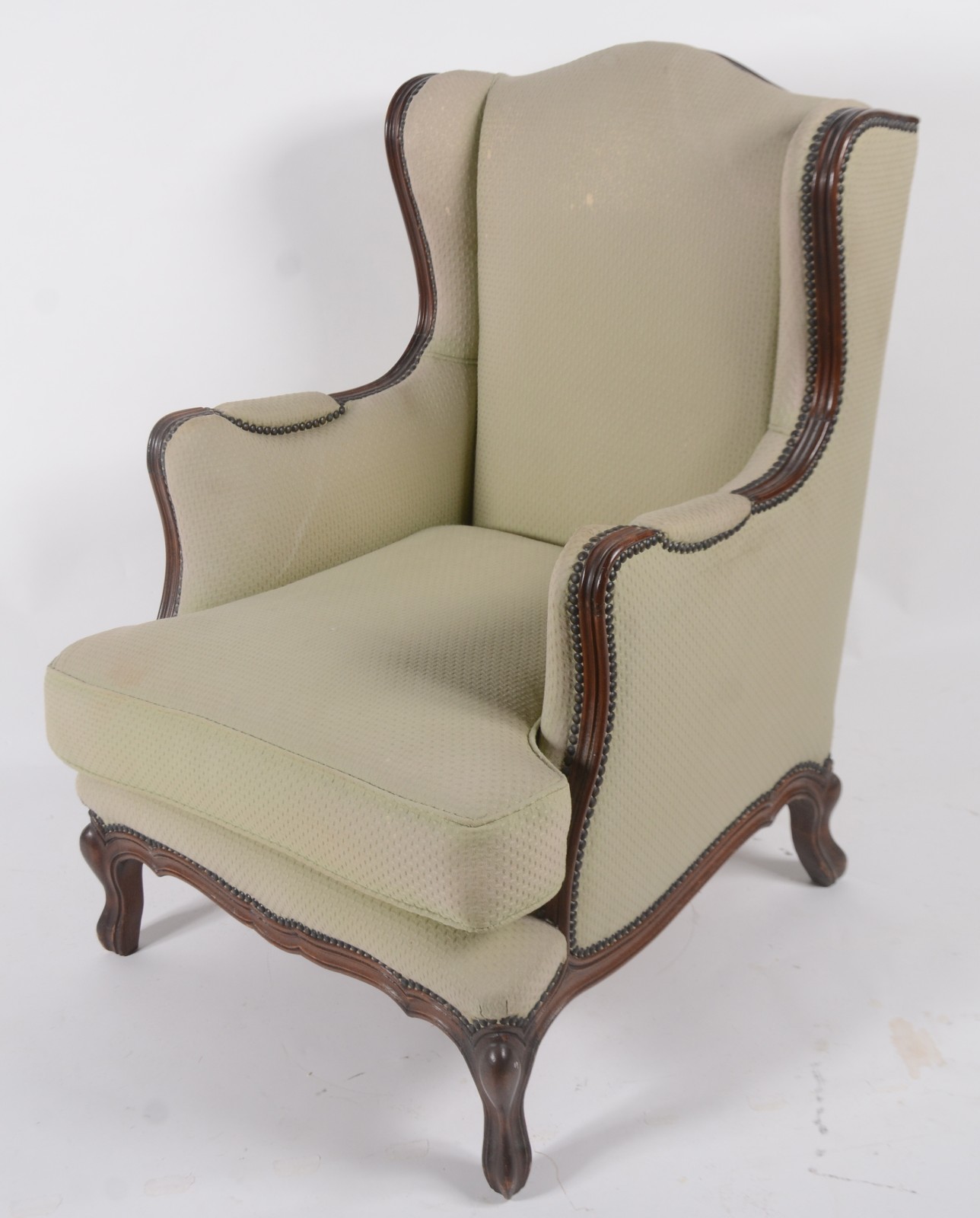 Bergere com estrutura de madeira, estofada e forrado em tecido verde... - foto 1 de 8