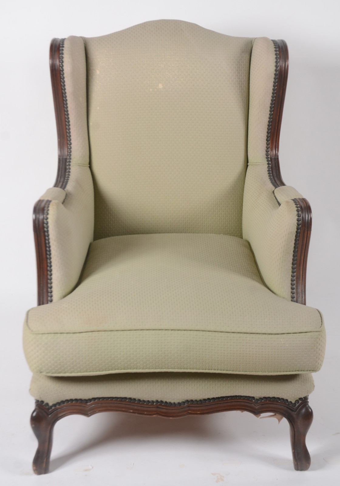 Bergere com estrutura de madeira, estofada e forrado em tecido verde... - foto 2 de 8
