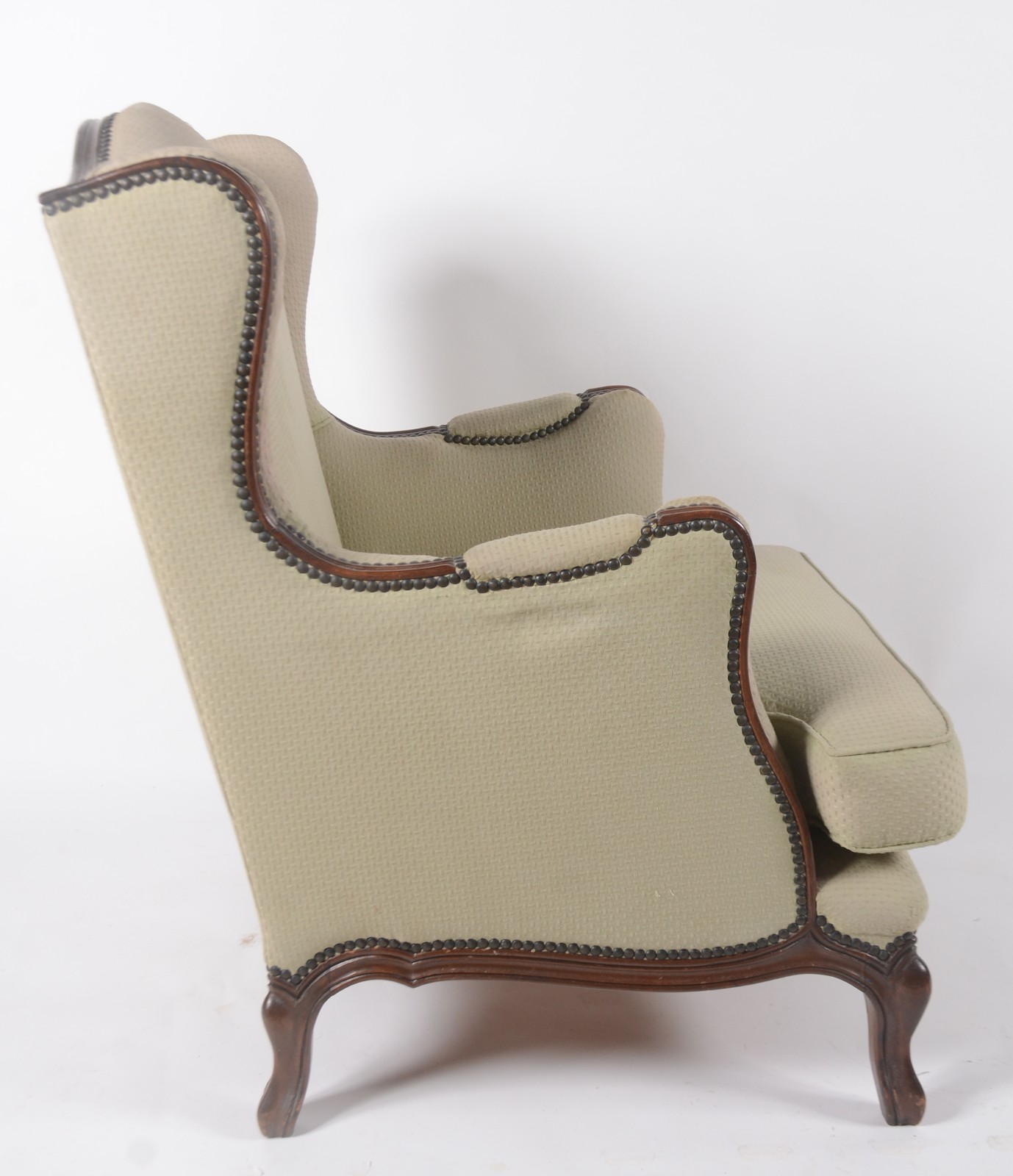 Bergere com estrutura de madeira, estofada e forrado em tecido verde... - foto 3 de 8