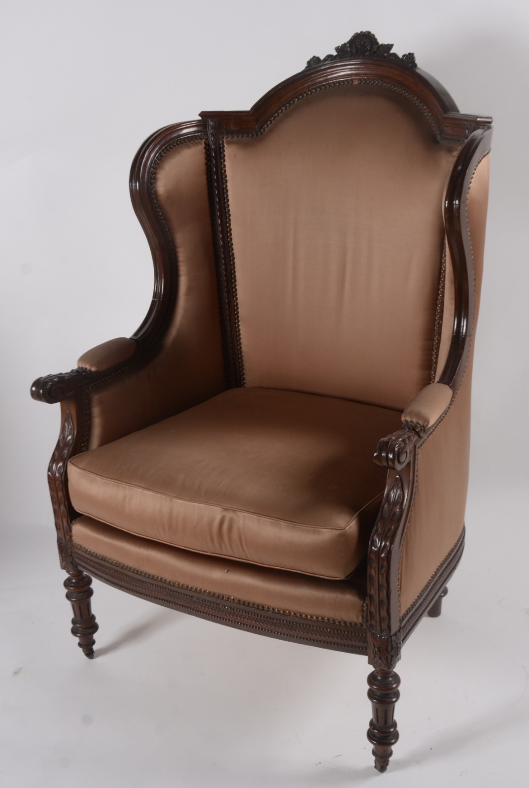 Bergere com estrutura de madeira, estofada e forrada em tecido bege e... - foto 1 de 7