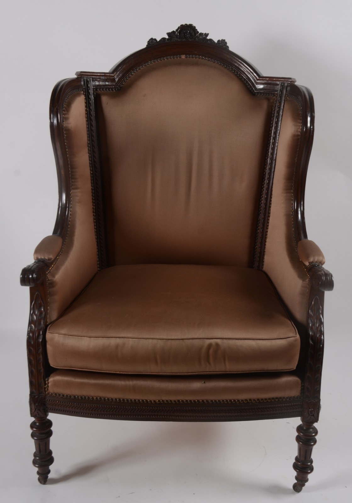 Bergere com estrutura de madeira, estofada e forrada em tecido bege e... - foto 2 de 7