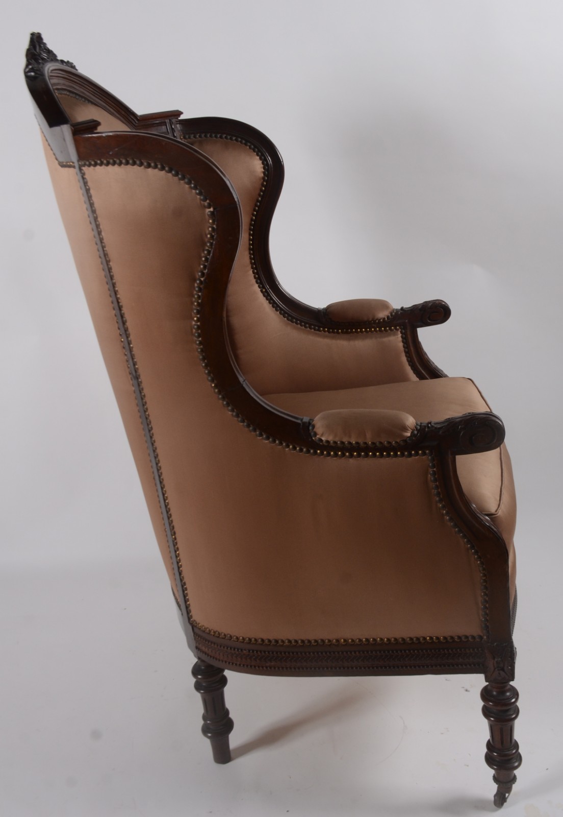 Bergere com estrutura de madeira, estofada e forrada em tecido bege e... - foto 3 de 7